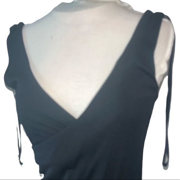 ⭐️Host Pick⭐️Theory Black V Neck Dress!! Size 10 sleeveless shoulder ties V back - Picture 8 of 14